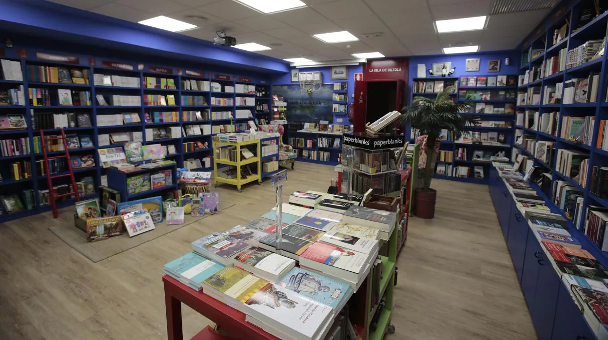 Las librerías, como esta sevillana de La Isla de Siltolá, empiezan ya a llenarse con las novedades de 2020