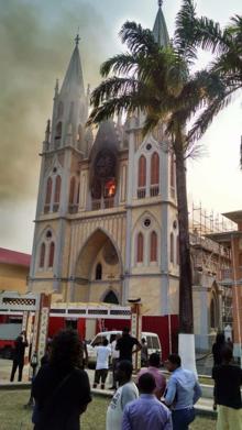 La historia se repite: Un incendio destruye la Catedral de Malabo, tesoro de la arquitectura colonial española