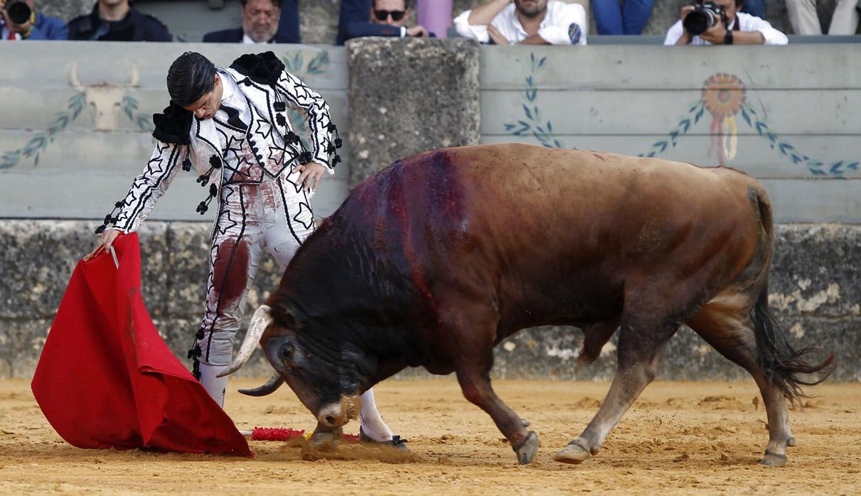 Empacado derechazo del sevillano, en su triunfal tarde del año pasado en la goyesca de Ronda