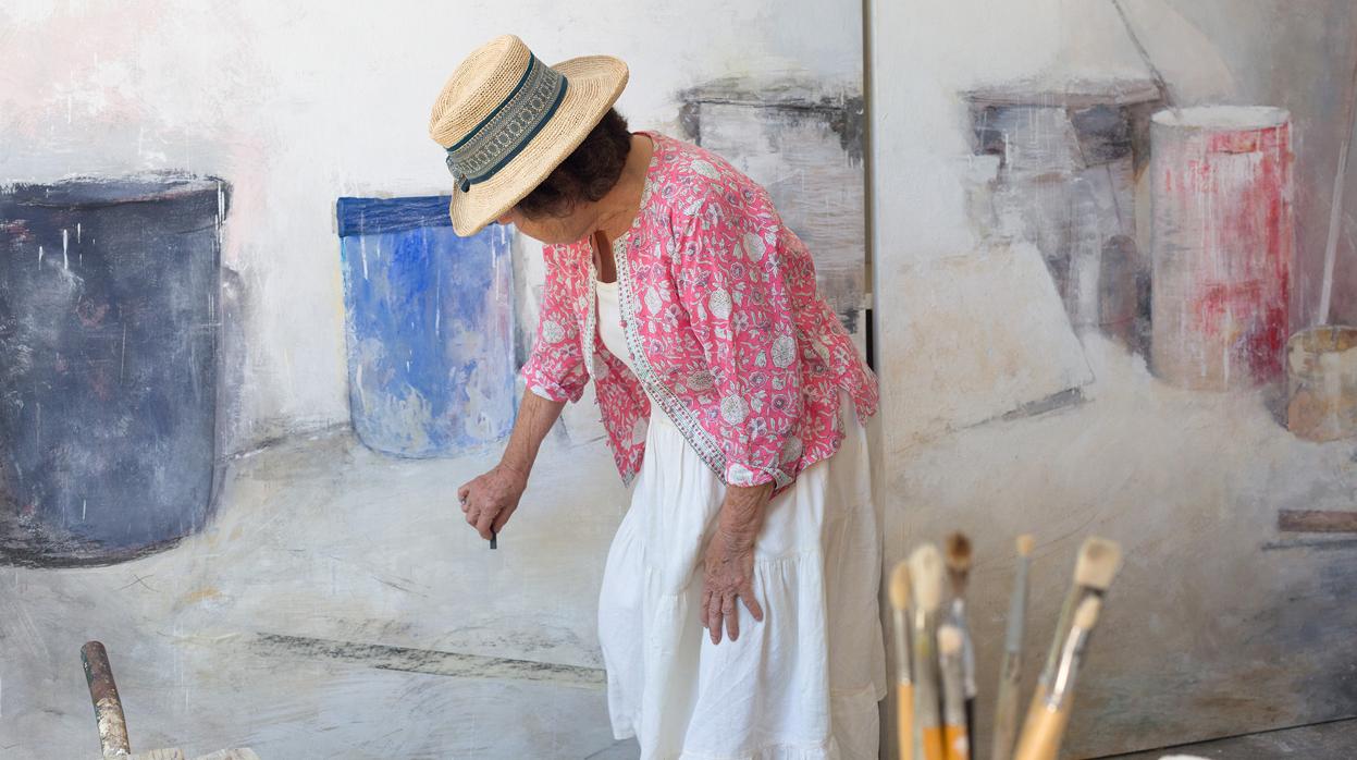 Carmen Laffón pintando en su estudio de Sanlúcar