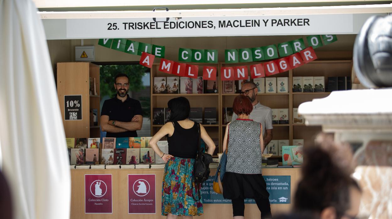 Dos visitantes en un expositor durante la última edición de la Feria del Libro