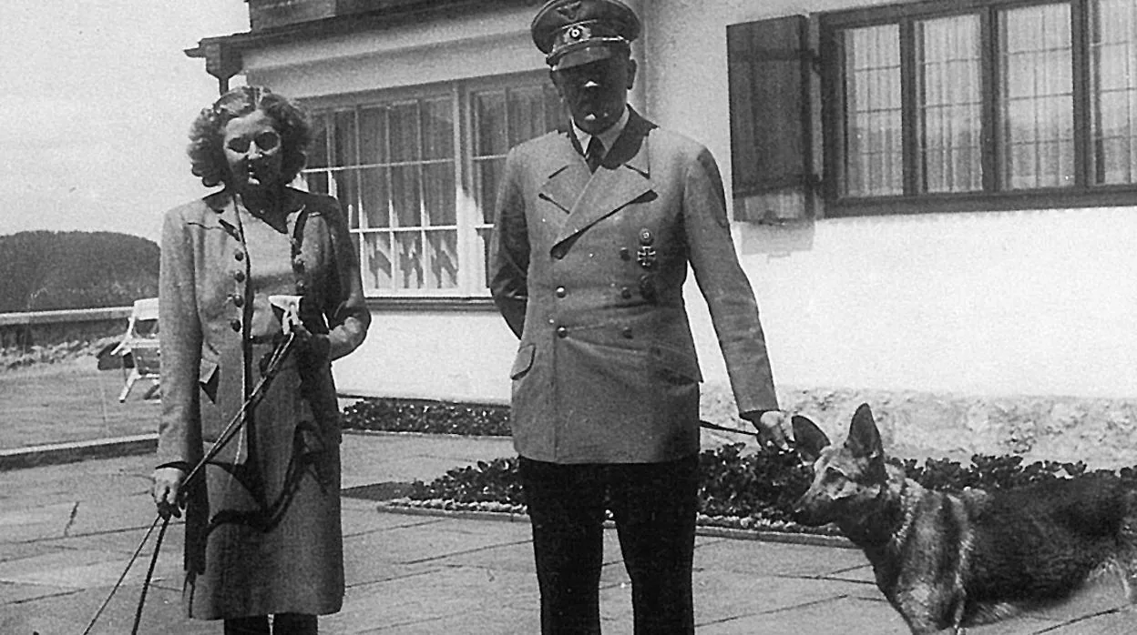 Adolf Hitler y Eva Braun posan con sus perros