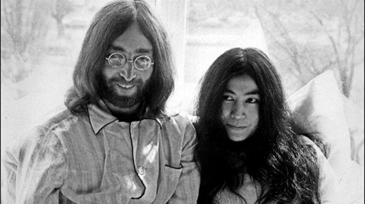 John Lennon junto a su mujer, Yoko Ono, en el Hotel Hilton de Ámsterdam (Holanda) en marzo de 1969