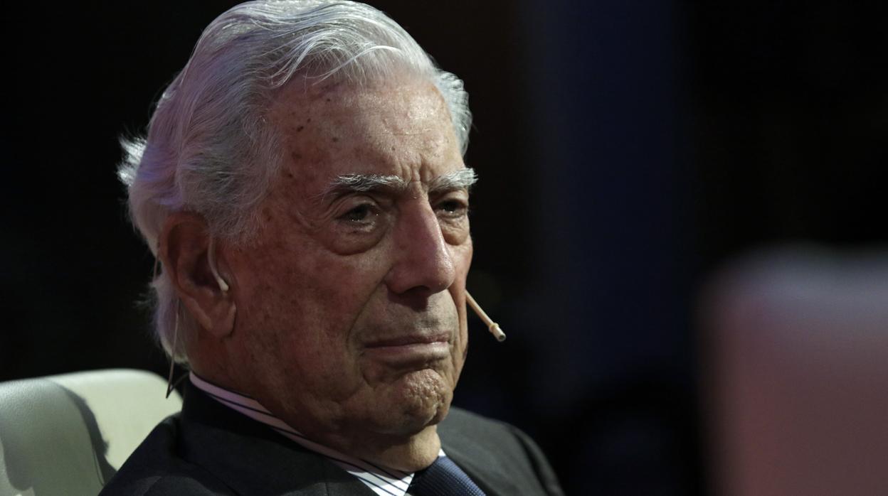 Vargas Llosa gana el premio Francisco Umbral al Libro del Año con «Tiempos recios»