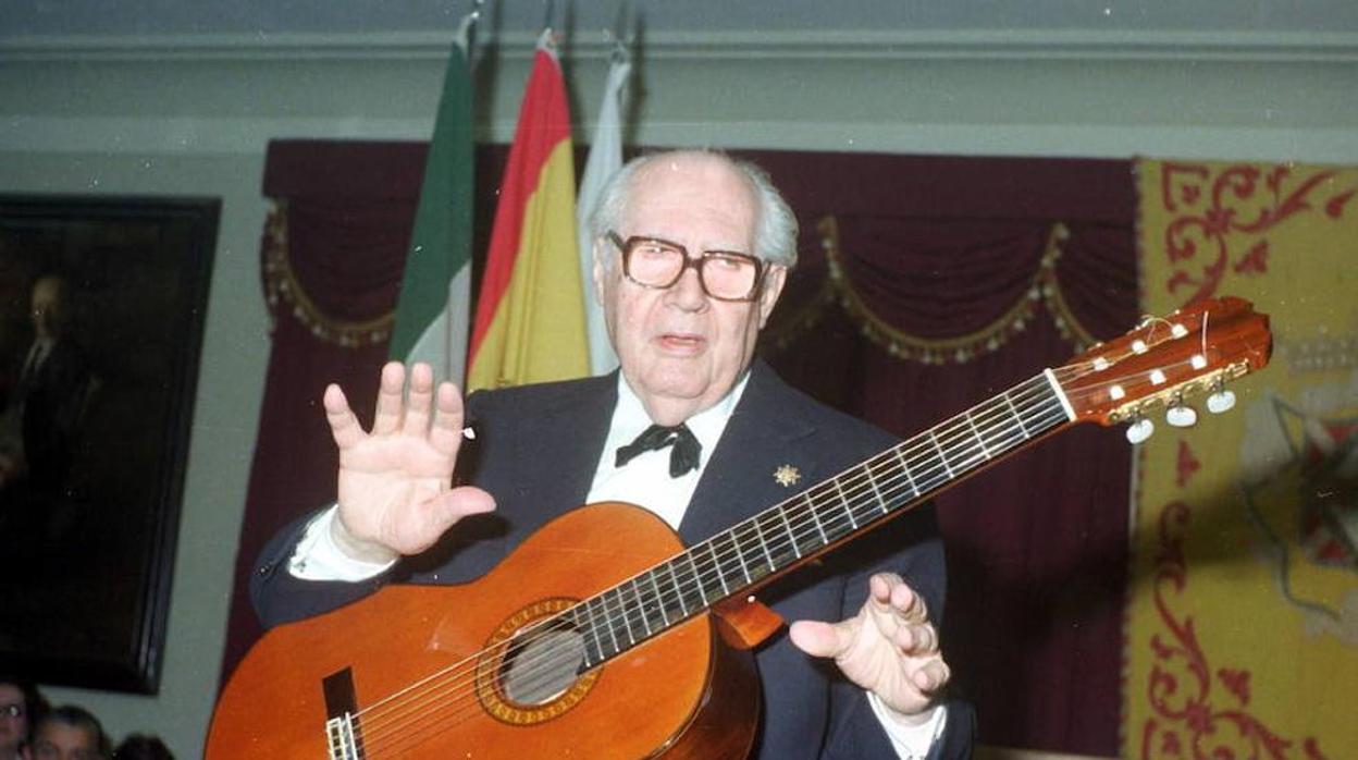 Andrés Segovia con su guitarra