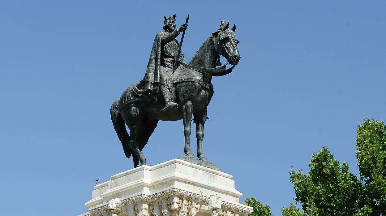 Monumento de San Fernando en la plaza Nueva