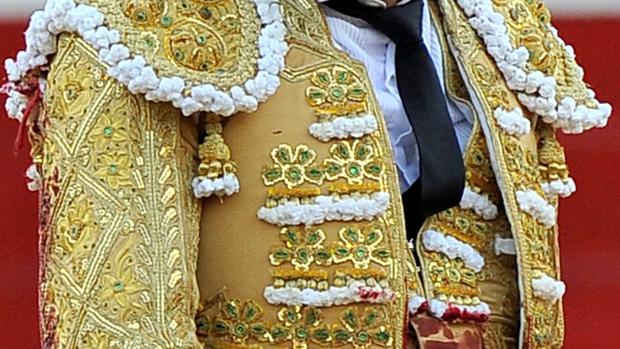 Paco Ureña dona a los cirujanos el vestido de torear con el que perdió el ojo en Albacete