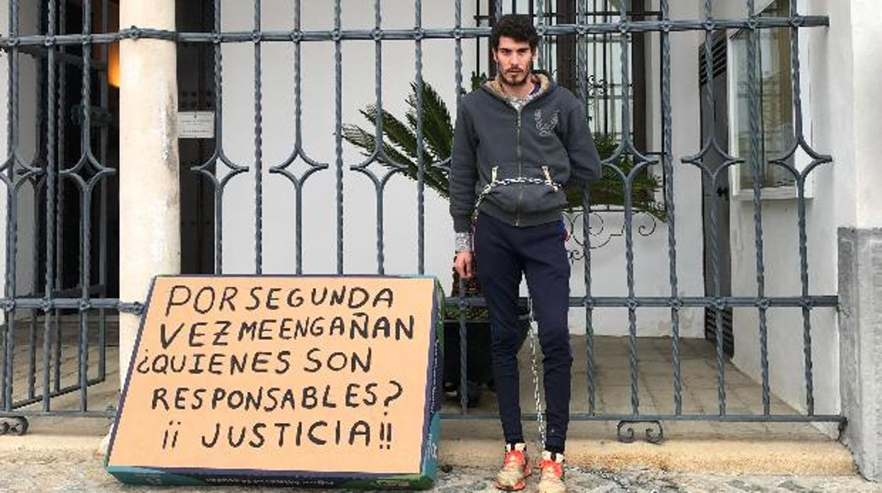 El novillero Juan Ginés Gómez, encadenado a las puertas del Ayuntamiento de Gerena
