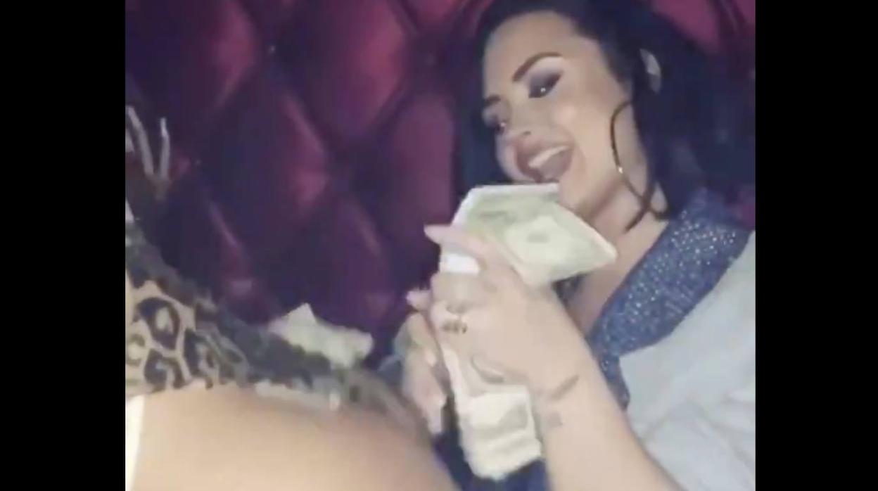 Demi Lovato se suma a la moda de Rosalía de tirar billetes a «strippers»