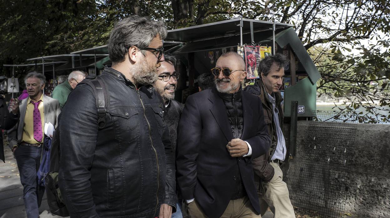 David Gistau, Jesús García Calero, Arturo Pérez-Reverte y Javier Ors, en la presentación del libro «Sabotaje», del académico, en París