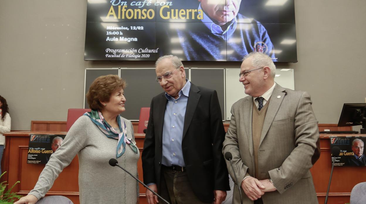 La catedrática Catalina Fuentes, Alfonso Guerra y José Gónzalez, decano de Filología