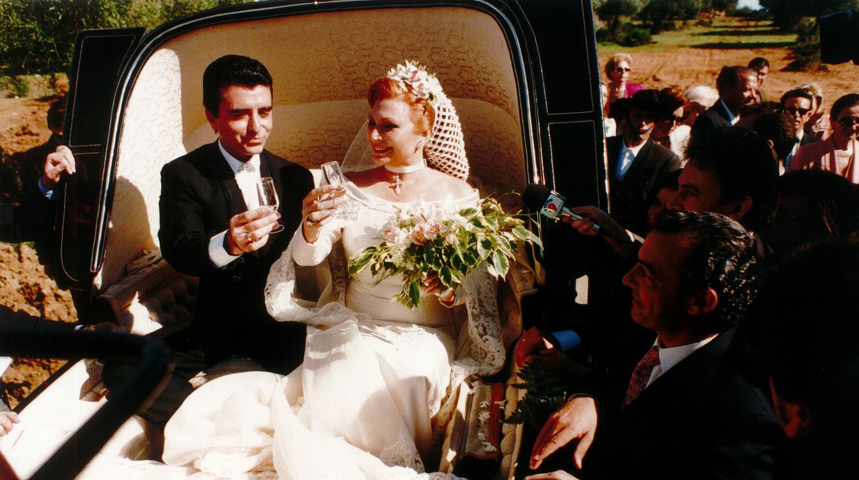 José Ortega Cano y Rocío Jurado, en coche de caballos el día de su boda en «Yerbabuena»