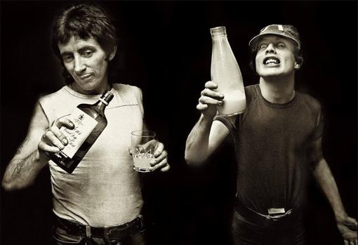 Bon Scott, con su compañero y amigo Angus Young