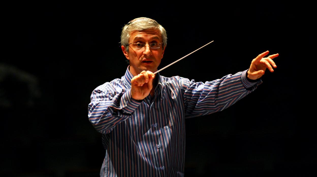 El compositori Benjamin Yusupov dirigiendo un concierto