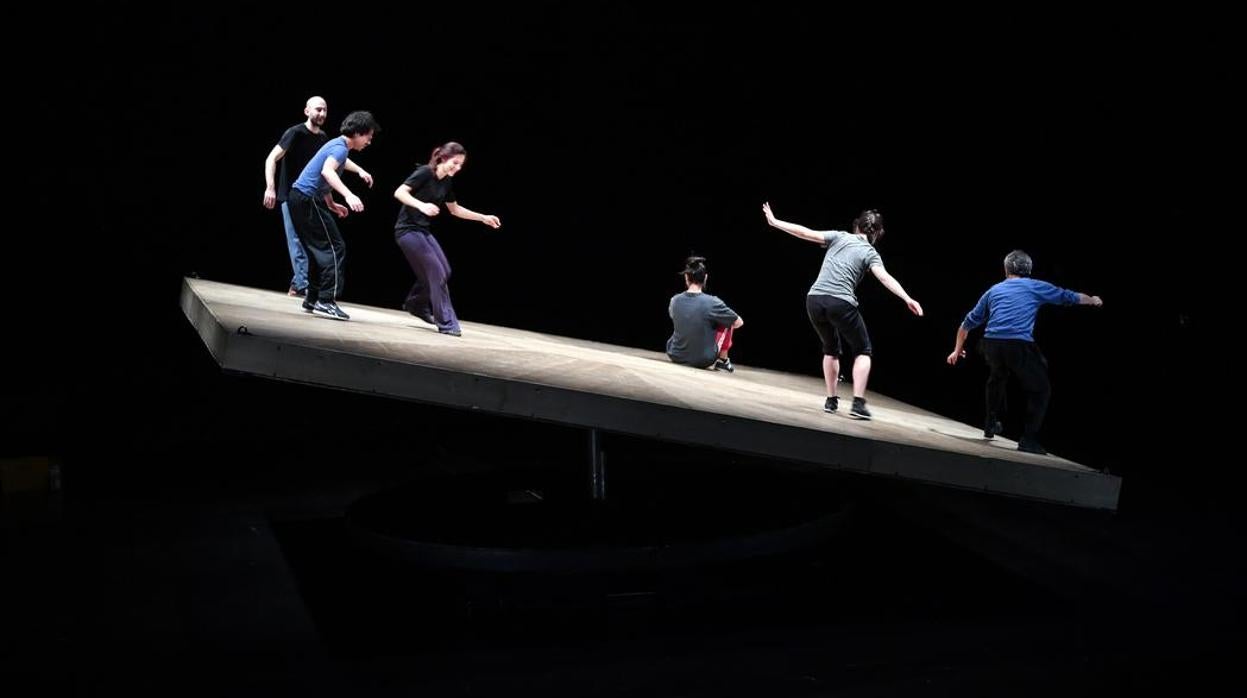 «Celui qui tombe», bailar sobre un escenario imposible, en el Teatro Central