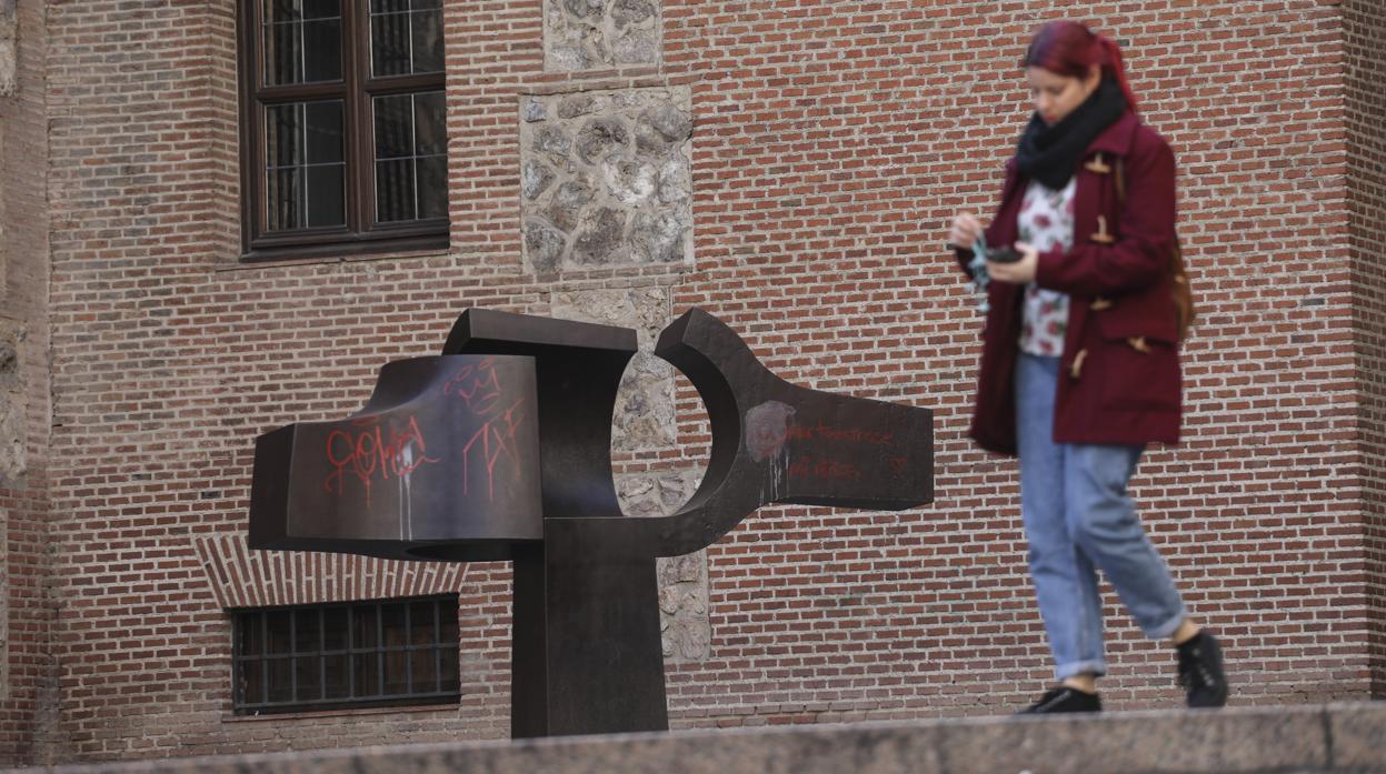 Imagen tomada ayer de una escultura de Chillida, dañada porlos grafitis, en la Plaza del Rey, donde se halla el Ministerio de Cultura