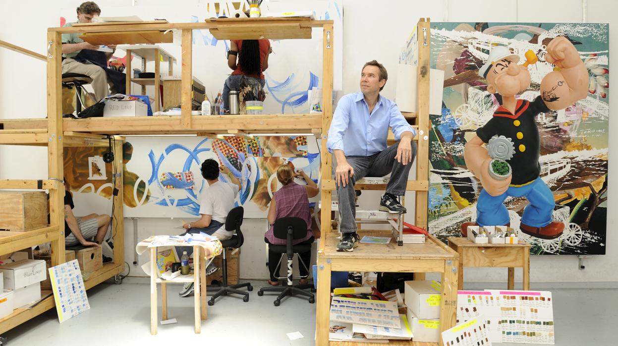 Jeff Koons posa en su estudio de Nueva York, mientras algunos colaboradores ejecutan sus multimillonarias obras