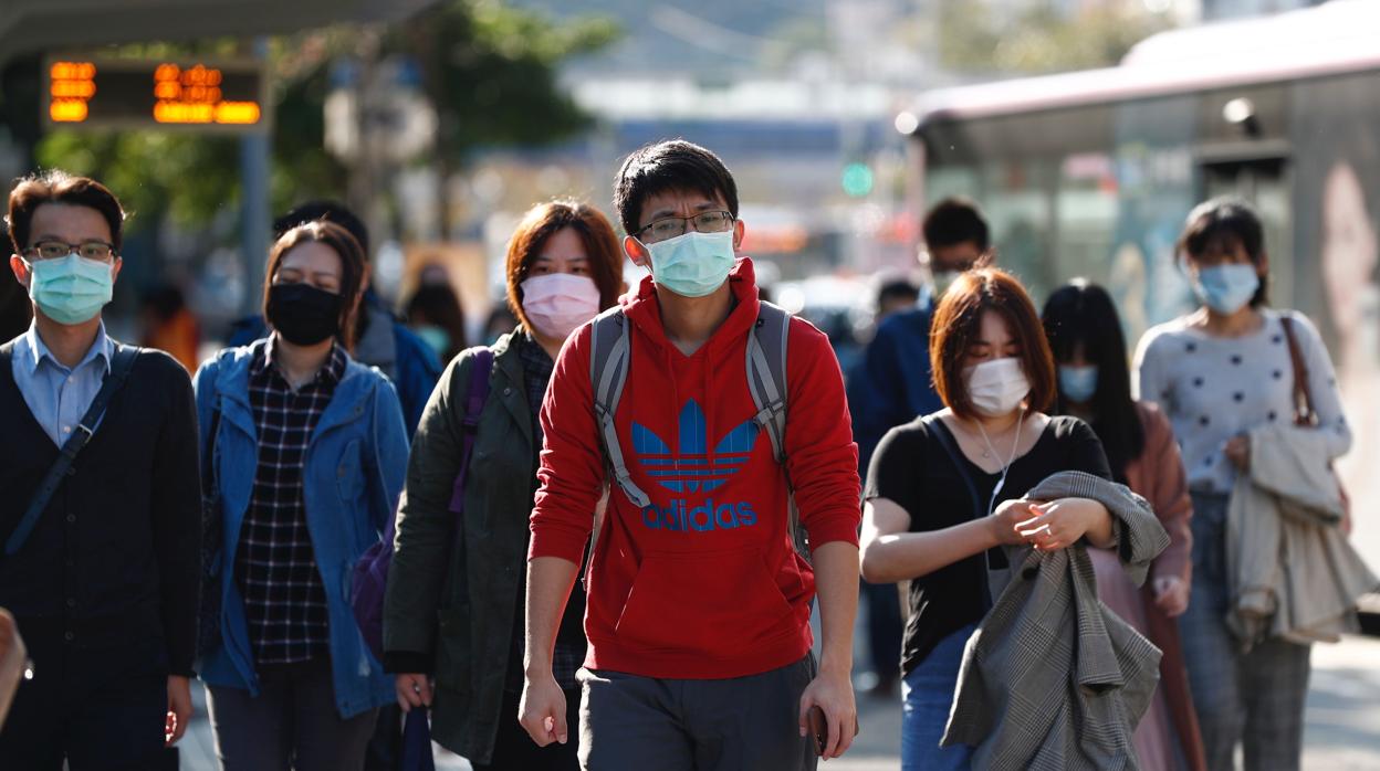 Viandantes con máscaras en Taipei, Taiwán