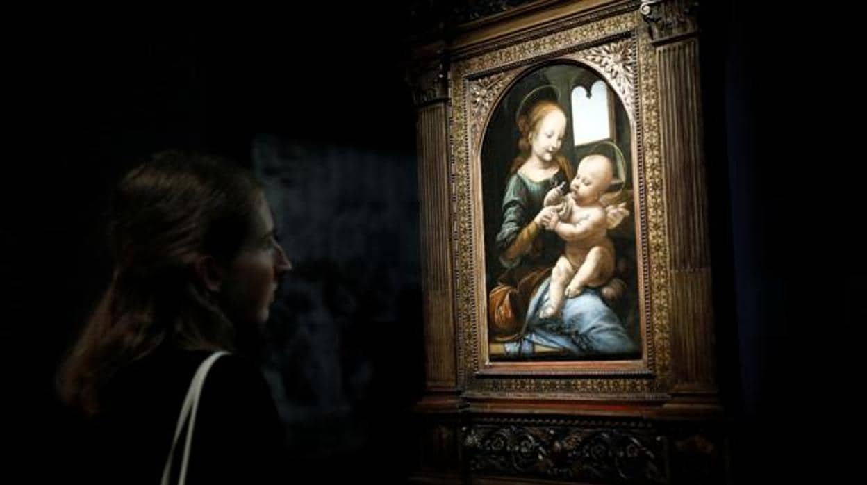Una mujer contempla la «Madonna Benois», de Leonardo