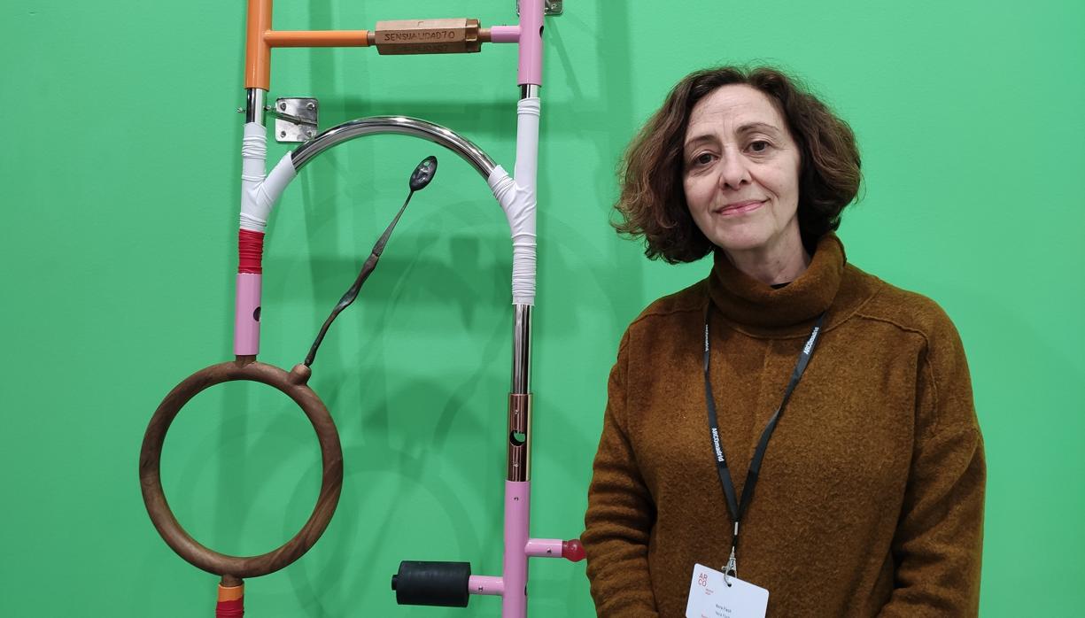 La galerista Nora Fisch, junto a una obra de su estand en ARCO