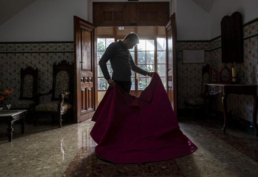 El Niño de las Monjas ensaya verónicas en la Congregación Madre de los Desamparados y San José de la Montaña