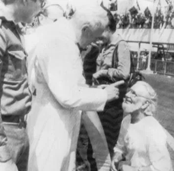 La histórica bronca de Juan Pablo II a Ernesto Cardenal que le costó su  suspensión como sacerdote