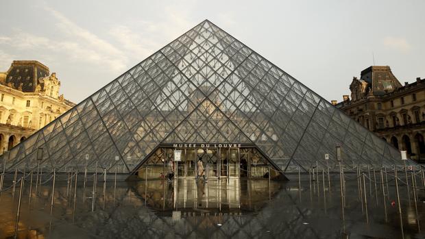 Cierran el Louvre y anulan el Salón del Libro de París por miedo a contraer el coronavirus