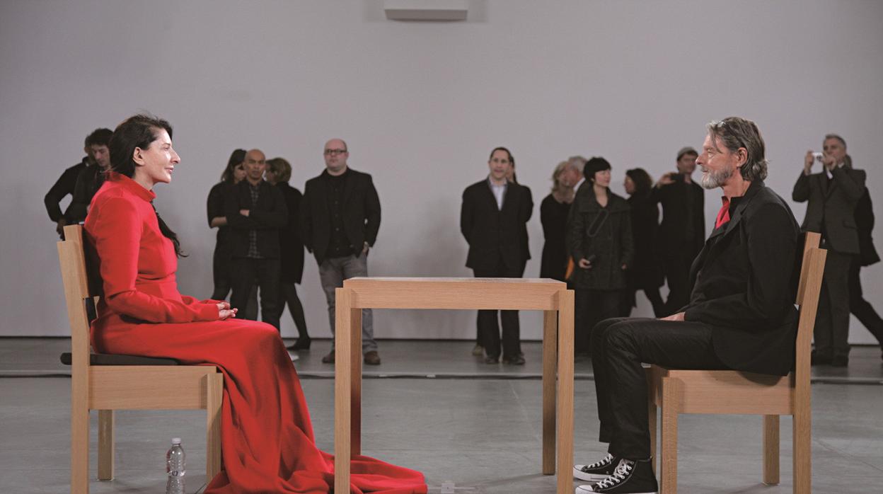 Marina Abramovic y Ulay, escenifican la performance «El artista está presente»