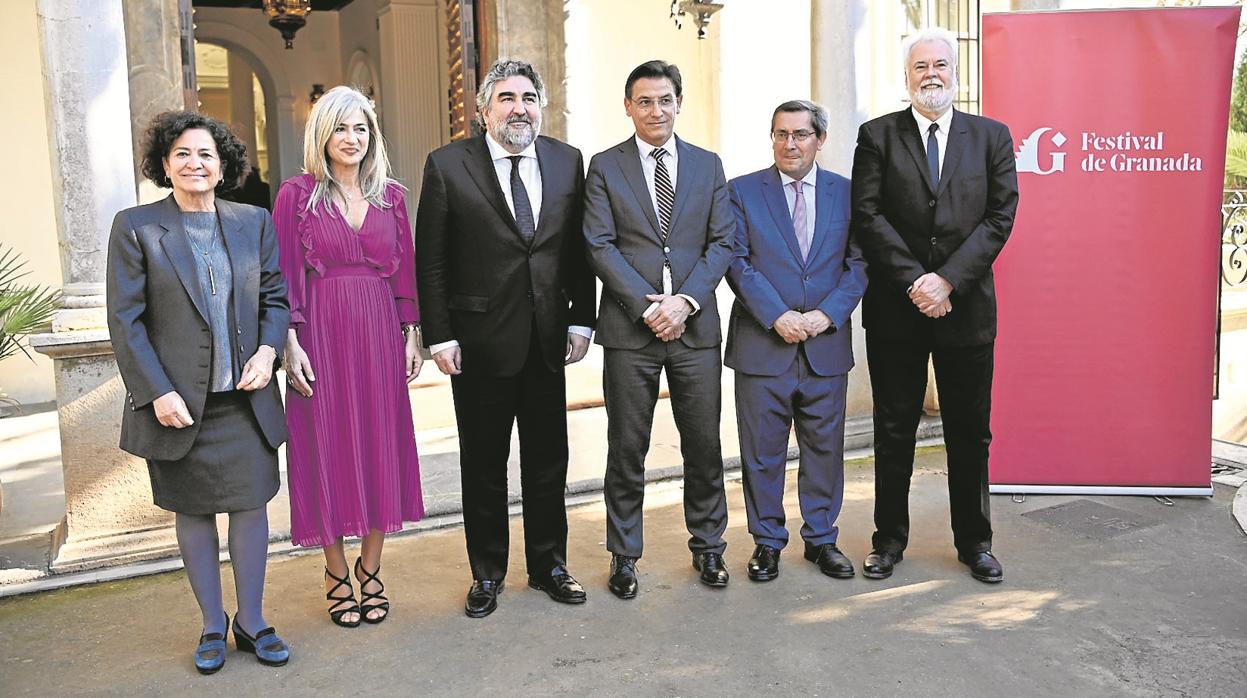 El ministro José Manuel Rodríguez Uribes, la consejera Patricia del Pozo y el director Antonio Moral, entre otras autoridades, en la presentación