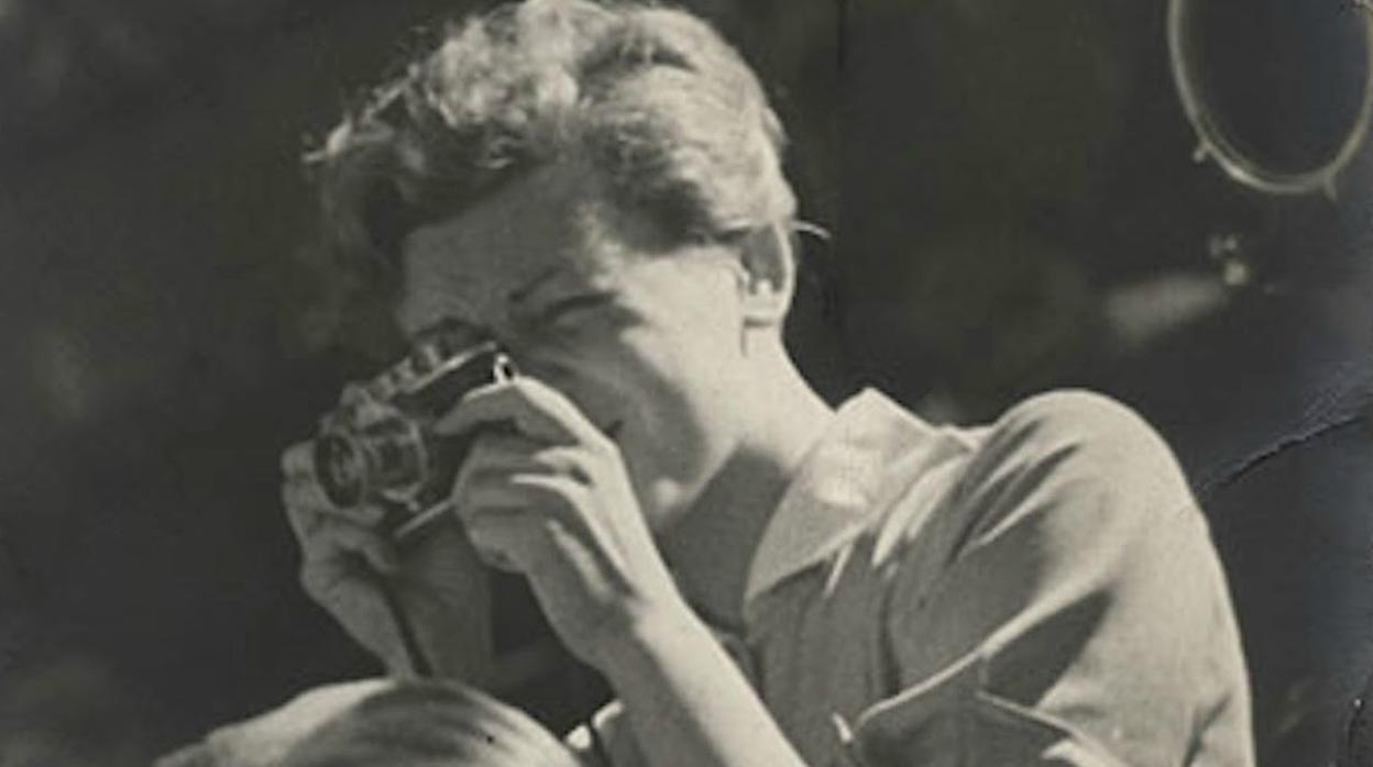 Gerda Taro, haciendo una fotografía en Guadalajara en julio de 1937​