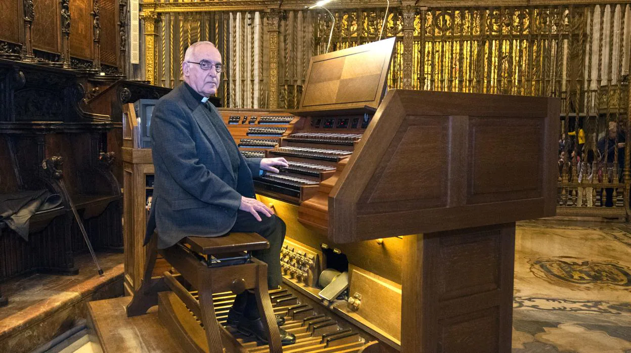 José Enrique Ayara, sentado junto al teclado del órgano de la Catedral de Sevilla