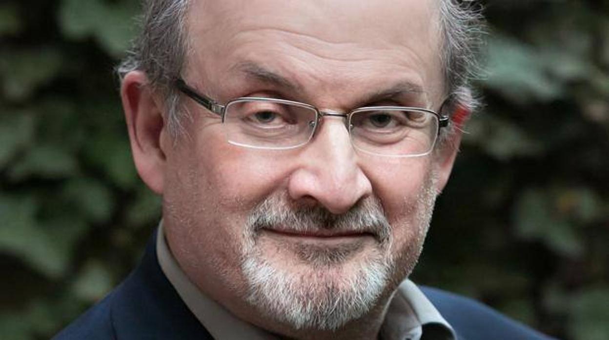 El escritor angloindio Salman Rushdie nació en Mumbay en 1947