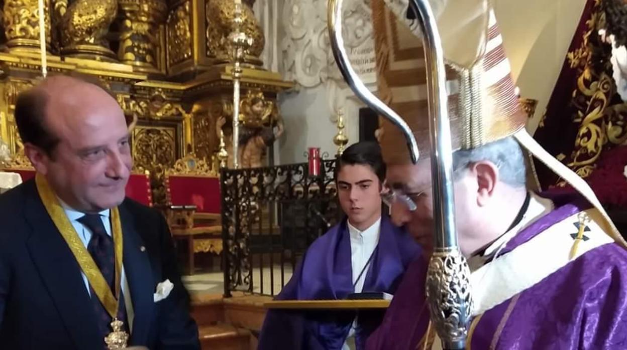 Joaquín Moeckel, acompañado por su padre, recibió la medalla de maos del arzobispo de Sevilla