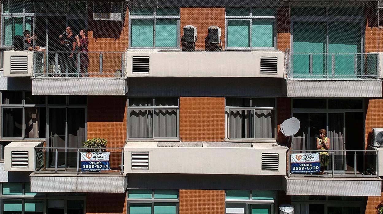 «No vulnera los derechos de autor», la respuesta definitiva a cantar canciones desde los balcones