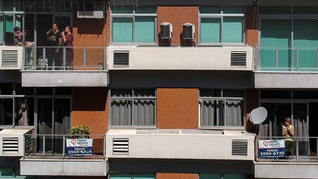 «No vulnera los derechos de autor», la respuesta definitiva a cantar canciones desde los balcones