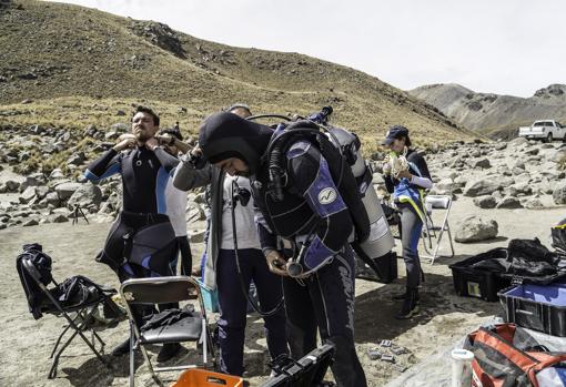 Otra imagen de la expedición para devolver los objetos rituales prehispánicos al lago de la Luna