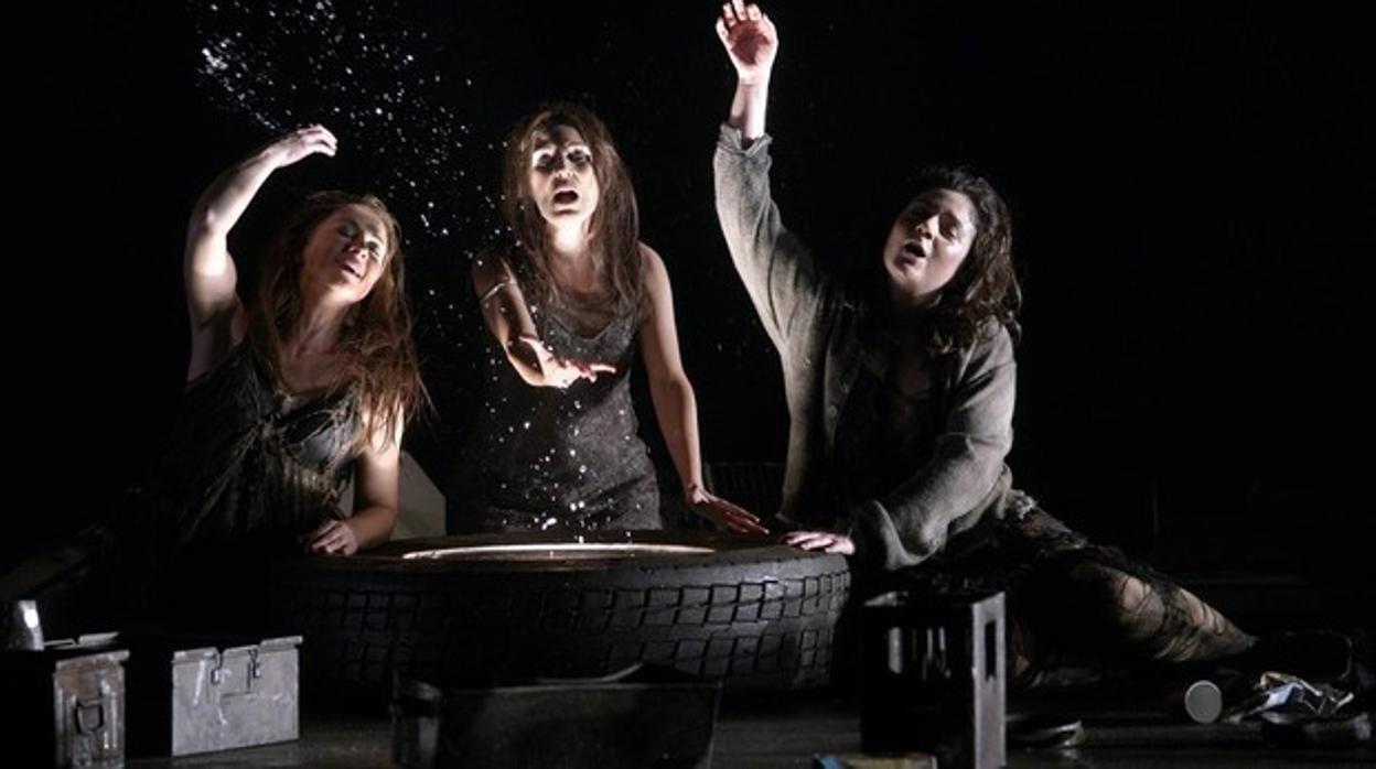 Claudia Huckle (Flosshilde), Isabella Gaudí (Woglinde), Maria Miró (Wellgunde), en una escena de «El oro del Rin»