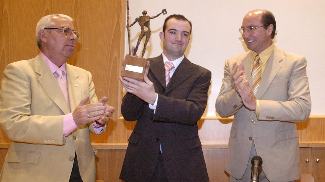 Carlos Vaquerizo recibe en abril de 2006 en Sevilla el premio Adonáis, junto a Joaquín Caro Romero y Carmelo Guillén Acosta