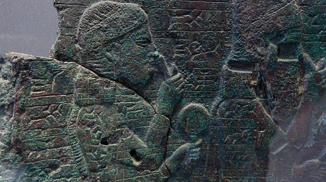 Detalle de un relieve en bronce que representa a Asaradón