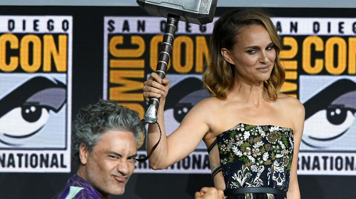 Taika Waititi y Natalie Portman, en la Comic-Con de 2019