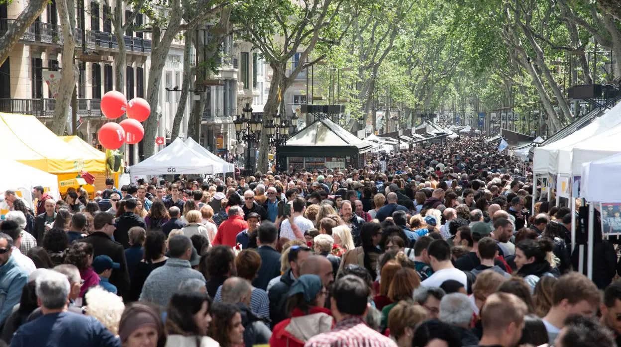 Así lucía el año pasado La Rambla de Barcelona el 23 de abril, Día del Libro