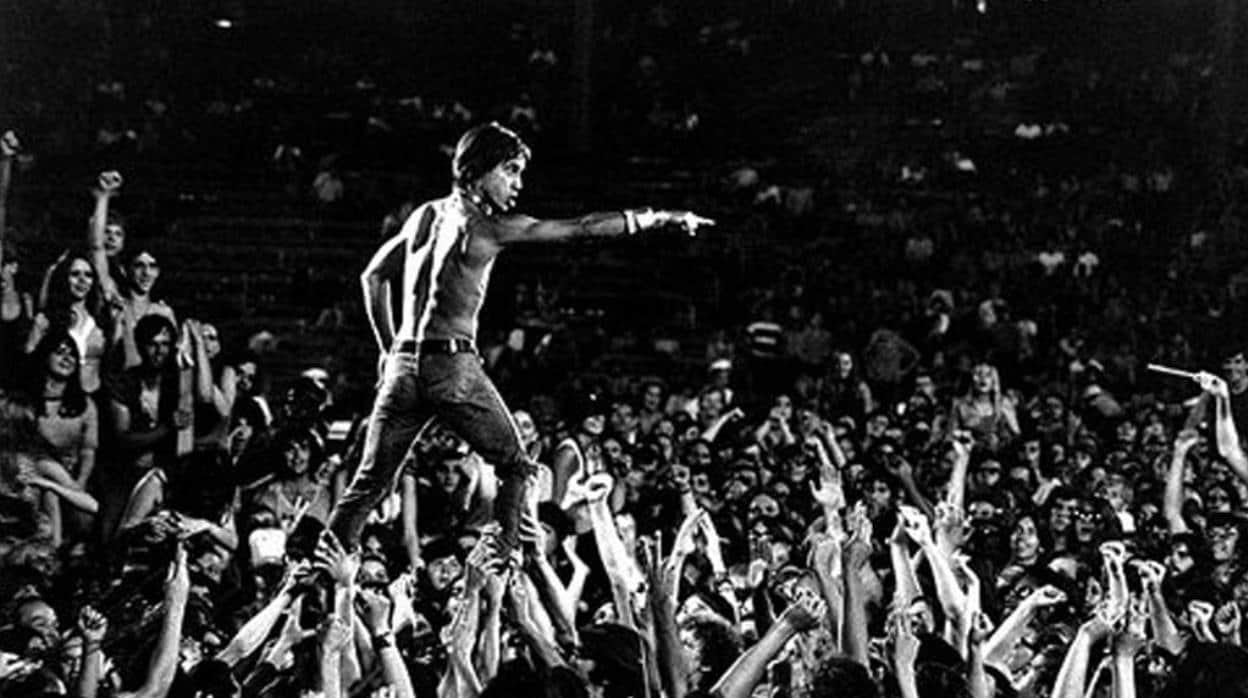 Iggy Pop, durante un concierto de The Stooges en 1970