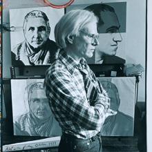 Andy Warhol en la Factory, con retratos de Gertrude Stein y George Gershwin, 1979/2002. Detalle