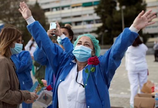 Al mejor estilo de los Beatles, Los Manolos homenajean a los sanitarios desde la azotea de un hospital