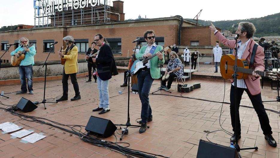 Al mejor estilo de los Beatles, Los Manolos homenajean a los sanitarios desde la azotea de un hospital