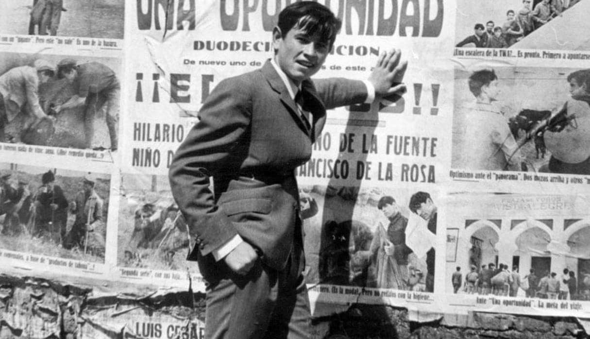 Sebastián Palomo Linares, junto al cartel de La Oportunidad