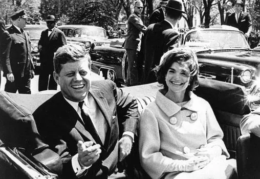John Fitzgerald Kennedy y su esposa Jacqueline en Dallas poco antes del magnicidio el 22 de noviembre de 1963