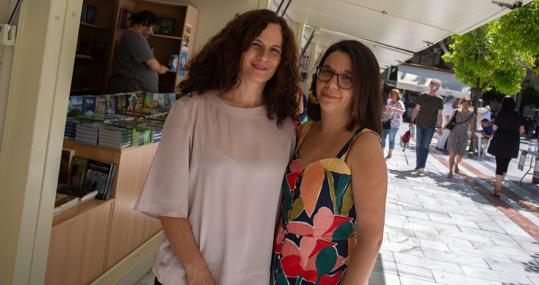 Nuria Lupiáñez (derecha) y Verónica Durán, codirectoras de la Feria del Libro