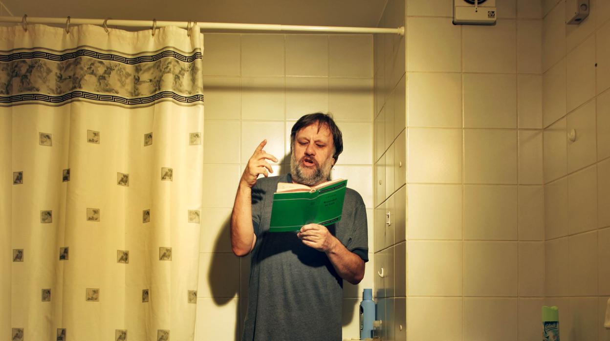 El filósofo esloveno Slavoj Zizek en su piso de Liubliana