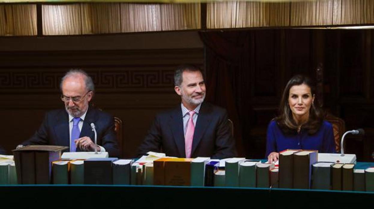 Don Felipe y Doña Letizia, junto con Santiago Muñoz Machado, director de la RAE, durante el pleno de la Academia al que asistieron en junio del año pasado